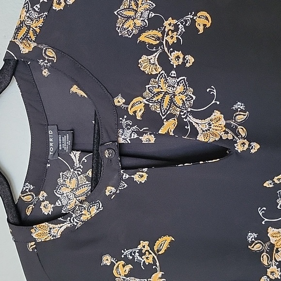 Torrid Romantic Feminine 00 Keyhole Sharkbite Hem floral Choker Style blouse - Picture 3 of 9
